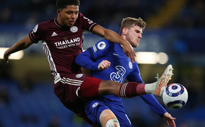 Chelseas Timo Werner (r) und Leicesters Wesley Fofana kämpfen um den Ball.