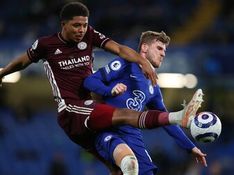 Chelseas Timo Werner (r) und Leicesters Wesley Fofana kämpfen um den Ball. Chelseas Timo Werner (r) und Leicesters Wesley Fofana kämpfen um den Ball.