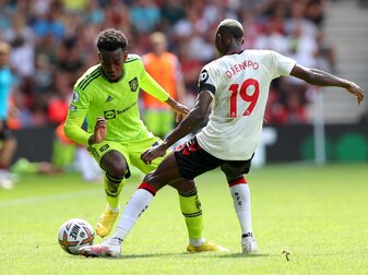 Anthony Elanga (l) von Manchester United kämpft gegen Moussa Djenepo vom FC Southampton um den Ballbesitz. Anthony Elanga (l) von Manchester United kämpft gegen Moussa Djenepo vom FC Southampton um den Ballbesitz.