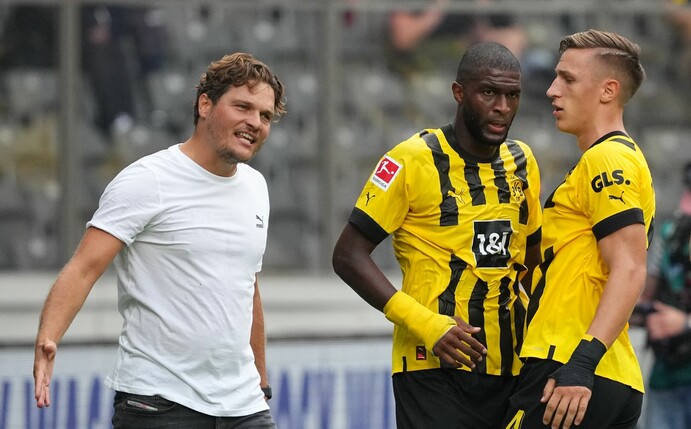 Anthony Modeste (M) ist nach seinem Treffer zum 1:0 zur Seitenlinie gelaufen und jubelt mit BVB-Trainer Edin Terzic (l) und Nico Schlotterbeck (r).