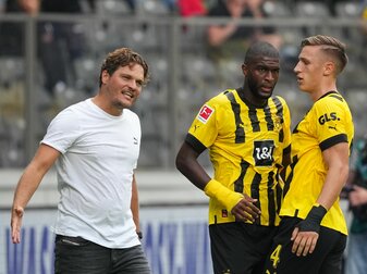 Anthony Modeste (M) ist nach seinem Treffer zum 1:0 zur Seitenlinie gelaufen und jubelt mit BVB-Trainer Edin Terzic (l) und Nico Schlotterbeck (r). Anthony Modeste (M) ist nach seinem Treffer zum 1:0 zur Seitenlinie gelaufen und jubelt mit BVB-Trainer Edin Terzic (l) und Nico Schlotterbeck (r).