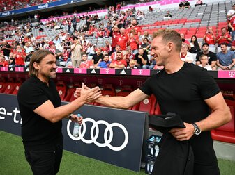 Gladbach-Trainer Daniel Farke (l) begrüßt Bayern Münchens Trainer Julian Nagelsmann. Gladbach-Trainer Daniel Farke (l) begrüßt Bayern Münchens Trainer Julian Nagelsmann.