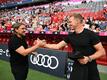 Gladbach-Trainer Daniel Farke (l) begrüßt Bayern Münchens Trainer Julian Nagelsmann.