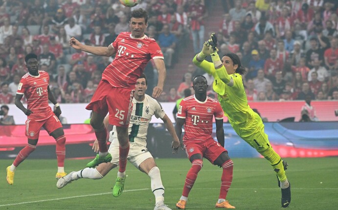 Zeigte sich im Spiel gegen Bayern München in Bestform: Mönchengladbachs Torhüter Yann Sommer klärt vor Thomas Müller.