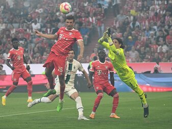 Zeigte sich im Spiel gegen Bayern München in Bestform: Mönchengladbachs Torhüter Yann Sommer klärt vor Thomas Müller. Zeigte sich im Spiel gegen Bayern München in Bestform: Mönchengladbachs Torhüter Yann Sommer klärt vor Thomas Müller.