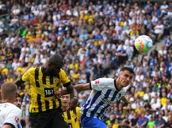 Dortmunds Anthony Modeste (l) setzt sich gegen Herthas Marc Oliver Kempf durch und erzielt per Kopf das 1:0. Dortmunds Anthony Modeste (l) setzt sich gegen Herthas Marc Oliver Kempf durch und erzielt per Kopf das 1:0.