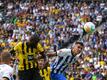 Dortmunds Anthony Modeste (l) setzt sich gegen Herthas Marc Oliver Kempf durch und erzielt per Kopf das 1:0.