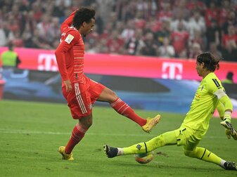 Bayerns Leroy Sané (l) versucht vergeblich Mönchengladbachs Torhüter Yann Sommer zu überwinden. Bayerns Leroy Sané (l) versucht vergeblich Mönchengladbachs Torhüter Yann Sommer zu überwinden.