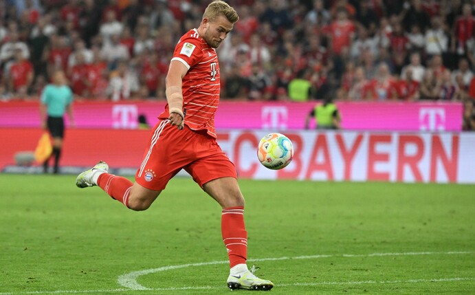 Bayerns Abwehrspieler Matthijs de Ligt schießt aufs gegnerische Tor.