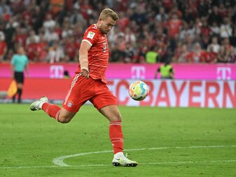 Bayerns Abwehrspieler Matthijs de Ligt schießt aufs gegnerische Tor. Bayerns Abwehrspieler Matthijs de Ligt schießt aufs gegnerische Tor.