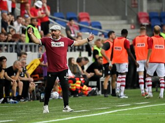 Kölns Trainer Steffen Baumgart steht am Spielfeldrand und coacht seine Mannschaft. Kölns Trainer Steffen Baumgart steht am Spielfeldrand und coacht seine Mannschaft.
