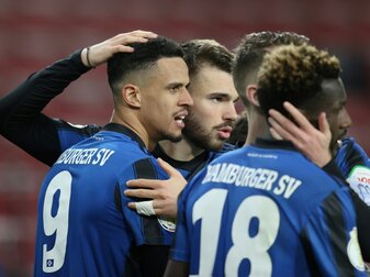 HSV siegt in Nürnberg - Rätsel um Zwayer-Entscheidung HSV siegt in Nürnberg - Rätsel um Zwayer-Entscheidung