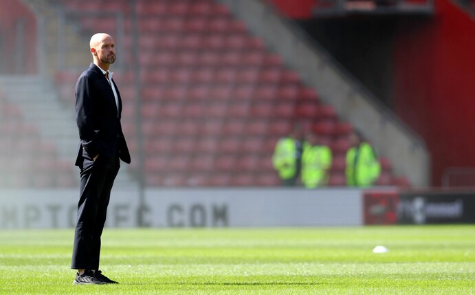 United-Trainer Erik ten Hag steht beim FC Southampton vor Spielbeginn auf dem Spielfeld.