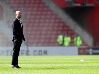 United-Trainer Erik ten Hag steht beim FC Southampton vor Spielbeginn auf dem Spielfeld. United-Trainer Erik ten Hag steht beim FC Southampton vor Spielbeginn auf dem Spielfeld.