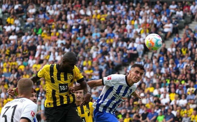 Dortmunds Anthony Modeste (l) setzt sich gegen Herthas Marc Oliver Kempf durch und erzielt per Kopf das 1:0.