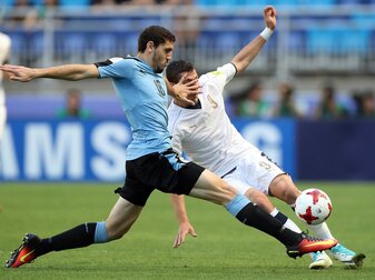 Uruguays Agustin Rogel (l) kämpft mit Italiens Andrea Favilli bei der U20-WM 2017 um den Ball. Uruguays Agustin Rogel (l) kämpft mit Italiens Andrea Favilli bei der U20-WM 2017 um den Ball.