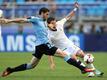 Uruguays Agustin Rogel (l) kämpft mit Italiens Andrea Favilli bei der U20-WM 2017 um den Ball.