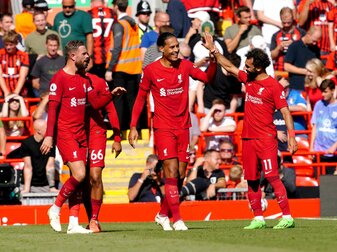 Die Spieler vom FC Liverpool feiern den Treffer von Virgil van Dijk (M) zum 5:0. Die Spieler vom FC Liverpool feiern den Treffer von Virgil van Dijk (M) zum 5:0.