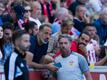 Stuttgarts Trainer Pellegrino Matarazzo (M) musste auf der Tribüne Platz nehmen.