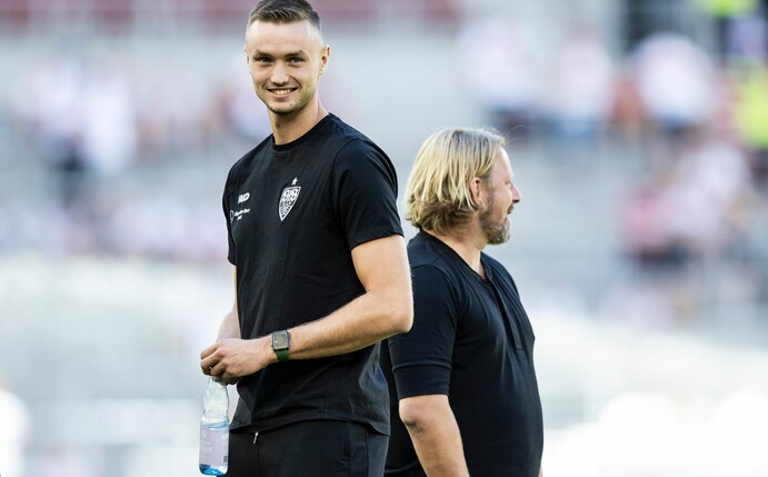 Die Erklärung von Sasa Kalajdzic (l) nicht spielen zu können, sorgte bei Stuttgarts Sportdirektor Sven Mislintat (r) für Unmut.