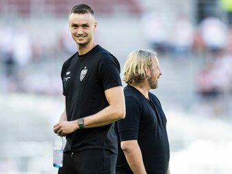 Die Erklärung von Sasa Kalajdzic (l) nicht spielen zu können, sorgte bei Stuttgarts Sportdirektor Sven Mislintat (r) für Unmut. Die Erklärung von Sasa Kalajdzic (l) nicht spielen zu können, sorgte bei Stuttgarts Sportdirektor Sven Mislintat (r) für Unmut.