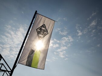 Eine Fahne mit dem Logo von Borussia Mönchengladbach weht am Borussia-Park. Eine Fahne mit dem Logo von Borussia Mönchengladbach weht am Borussia-Park.