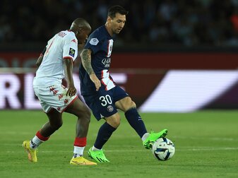 PSG-Spieler Lionel Messi (r) in Aktion gegen Mohamed Camara vom AS Monaco. PSG-Spieler Lionel Messi (r) in Aktion gegen Mohamed Camara vom AS Monaco.