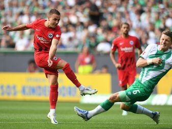 Frankfurts Mario Götze (l) erzielt gegen Werders Jens Stage das Frankfurter 1:0. Frankfurts Mario Götze (l) erzielt gegen Werders Jens Stage das Frankfurter 1:0.