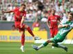 Frankfurts Mario Götze (l) erzielt gegen Werders Jens Stage das Frankfurter 1:0.