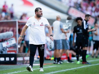 Die Frische gegen den VfB Stuttgart fehlte: Kölns Trainer Steffen Baumgart hat sich vor Wut die Kappe vom Kopf gerissen. Die Frische gegen den VfB Stuttgart fehlte: Kölns Trainer Steffen Baumgart hat sich vor Wut die Kappe vom Kopf gerissen.