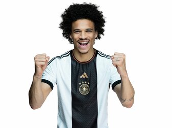 Leroy Sane posiert mit dem neuen Heimtrikot für alle Nationalmannschaften. Leroy Sane posiert mit dem neuen Heimtrikot für alle Nationalmannschaften.