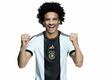 Leroy Sane posiert mit dem neuen Heimtrikot für alle Nationalmannschaften.