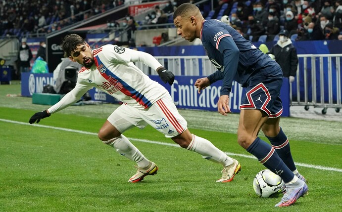 Lucas Paqueta (l) im Einsatz für Olympique Lyon (gegen Kylian Mbappe von Paris Saint-Germain).