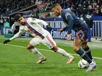 Lucas Paqueta (l) im Einsatz für Olympique Lyon (gegen Kylian Mbappe von Paris Saint-Germain). Lucas Paqueta (l) im Einsatz für Olympique Lyon (gegen Kylian Mbappe von Paris Saint-Germain).