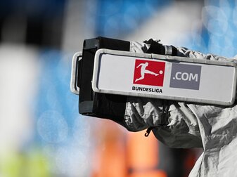 Das Logo der Bundesliga ist vor Spielbeginn am Regenschutz einer TV-Kamera zu sehen.