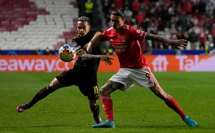 Antony (l) wechselt von Ajax Amsterdam zu Man United.