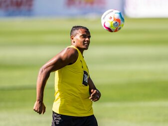 Dortmunds Manuel Akanji steht kurz vor einem Wechsel zu Manchester City. Dortmunds Manuel Akanji steht kurz vor einem Wechsel zu Manchester City.