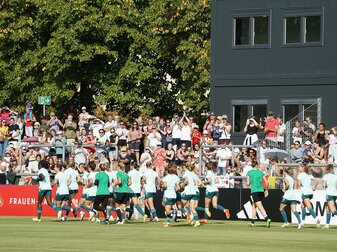 Großer Andrang beim öffentlichen Training der DFB-Frauen. Großer Andrang beim öffentlichen Training der DFB-Frauen.