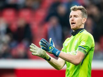 Torhüter Lukas Hradecky hat seinen Vertrag bei Leverkusen um drei Jahre verlängert. Torhüter Lukas Hradecky hat seinen Vertrag bei Leverkusen um drei Jahre verlängert.