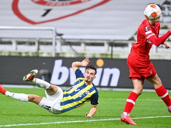Wechselt auf Leihbasis von Fenerbahce Istanbul zum FC Augsburg: Mergim Berisha (l). Wechselt auf Leihbasis von Fenerbahce Istanbul zum FC Augsburg: Mergim Berisha (l).