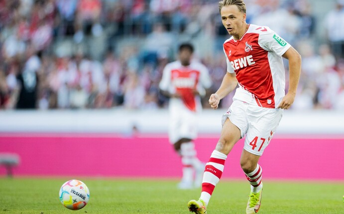 Kölns Mathias Olesen spielt den Ball.