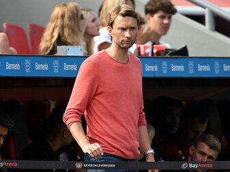 Der Sportchef von Bayer 04 Leverkusen, Simon Rolfes, steht während eines Spiels in der Coaching Zone. Der Sportchef von Bayer 04 Leverkusen, Simon Rolfes, steht während eines Spiels in der Coaching Zone.