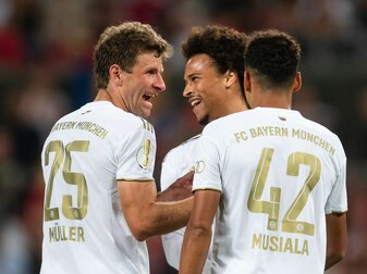 Souveräner Sieg: Thomas Müller (l-r), Leroy Sane und Torschütze Jamal Musiala feiern einen weiteren Treffer. Souveräner Sieg: Thomas Müller (l-r), Leroy Sane und Torschütze Jamal Musiala feiern einen weiteren Treffer.