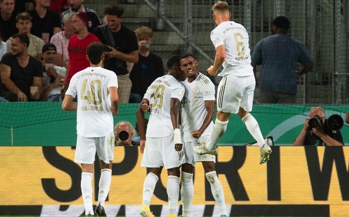 Bayerns Noussair Mazraoui (l-r), Mathys Tel, Torschütze Ryan Gravenberch und Joshua Kimmich jubeln nach dem Treffer zur 1:0 Führung.