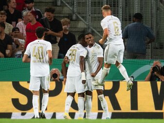 Bayerns Noussair Mazraoui (l-r), Mathys Tel, Torschütze Ryan Gravenberch und Joshua Kimmich jubeln nach dem Treffer zur 1:0 Führung. Bayerns Noussair Mazraoui (l-r), Mathys Tel, Torschütze Ryan Gravenberch und Joshua Kimmich jubeln nach dem Treffer zur 1:0 Führung.