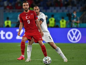 Schalke holt türkischen Nationalstürmer Karaman Schalke holt türkischen Nationalstürmer Karaman