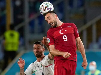 Verstärkt den Sturm vom FC Schalke 04: Der türkische Nationalspieler Kenan Karaman. Verstärkt den Sturm vom FC Schalke 04: Der türkische Nationalspieler Kenan Karaman.