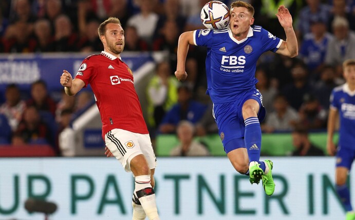 Harvey Barnes (r) von Leicester City und Christian Eriksen von Manchester United in Aktion.