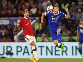 Harvey Barnes (r) von Leicester City und Christian Eriksen von Manchester United in Aktion. Harvey Barnes (r) von Leicester City und Christian Eriksen von Manchester United in Aktion.