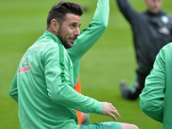 Der Stürmer verließ nach 49 Minuten mit Rückenbeschwerden den Platz in Montevideo. Wie schwerwiegend die Verletzung ist und ob sie den Einsatz im Bundesliga-Auswärtsspiel bei Borussia Dortmund am Samstag gefährdet, steht noch nicht fest.
<br>
<br>(dp Der Stürmer verließ nach 49 Minuten mit Rückenbeschwerden den Platz in Montevideo. Wie schwerwiegend die Verletzung ist und ob sie den Einsatz im Bundesliga-Auswärtsspiel bei Borussia Dortmund am Samstag gefährdet, steht noch nicht fest.
<br>
<br>(dp